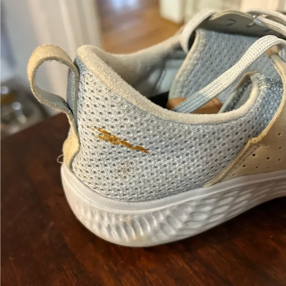 New Balance Blue Sneakers with Modern Design and Comfort - Picture 4 of 5